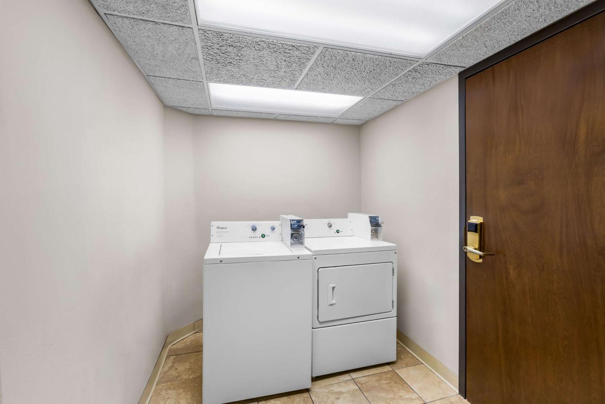 Sonesta Essential Houston Hobby Airport Hotel Exterior photo