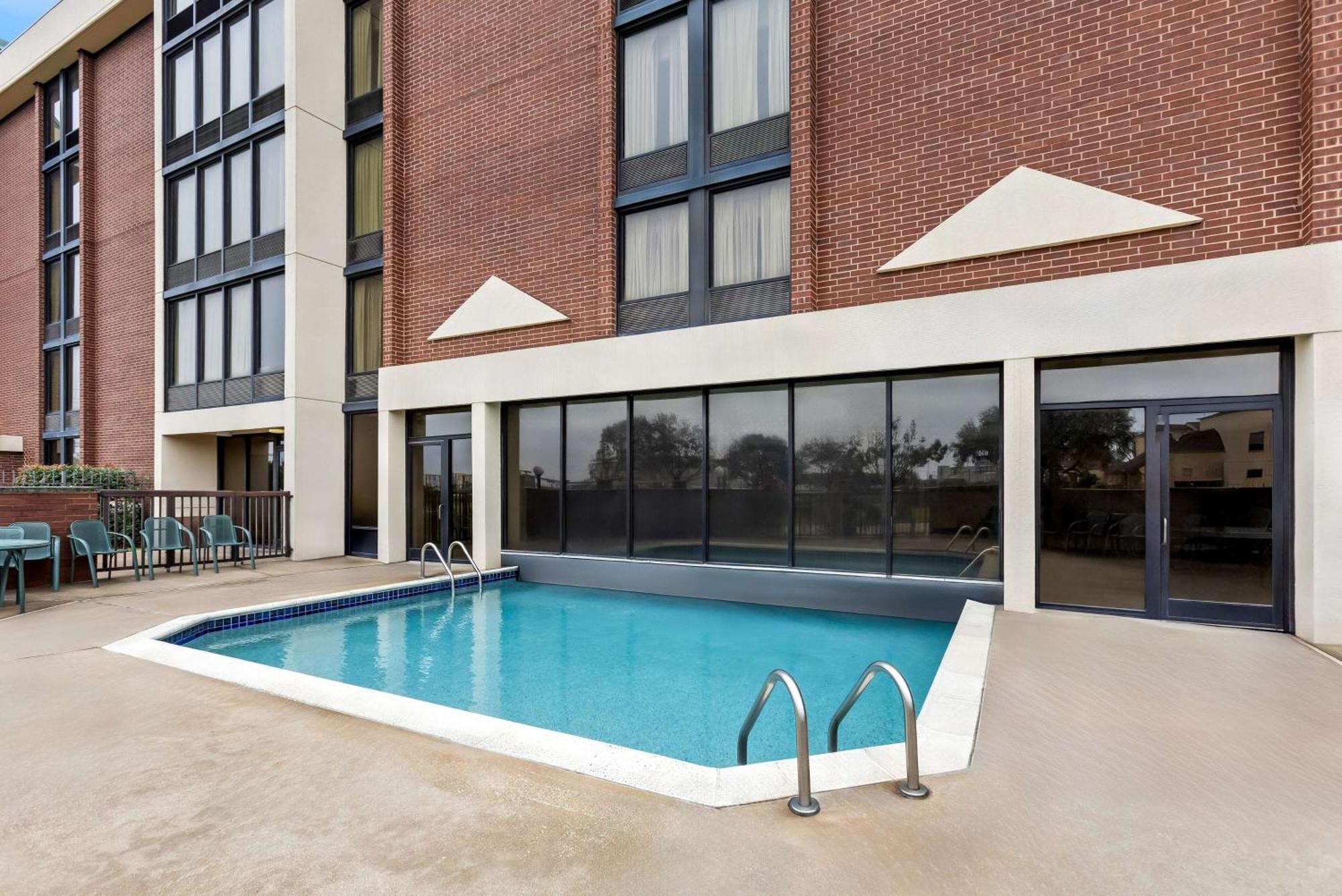 Sonesta Essential Houston Hobby Airport Hotel Exterior photo